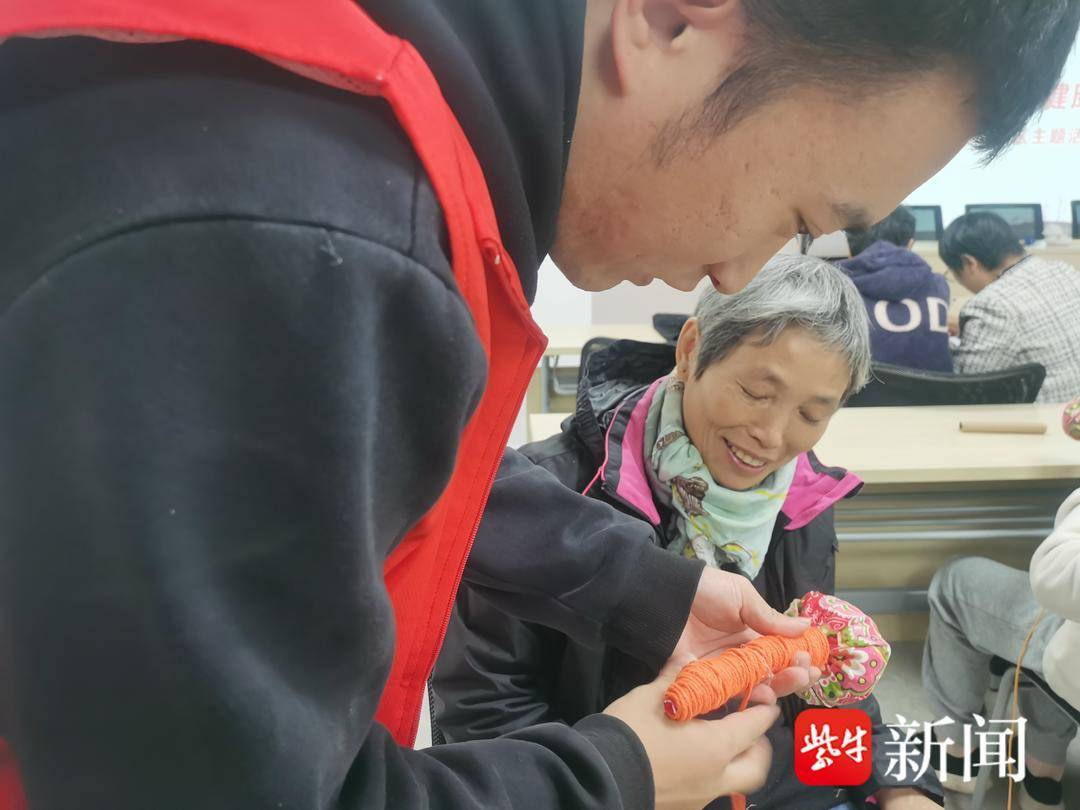 丰富居民文化生活传播健康养生理念！苏州工业园区唯亭IM电竞街道开展艾草养生锤手工制作活动(图2)