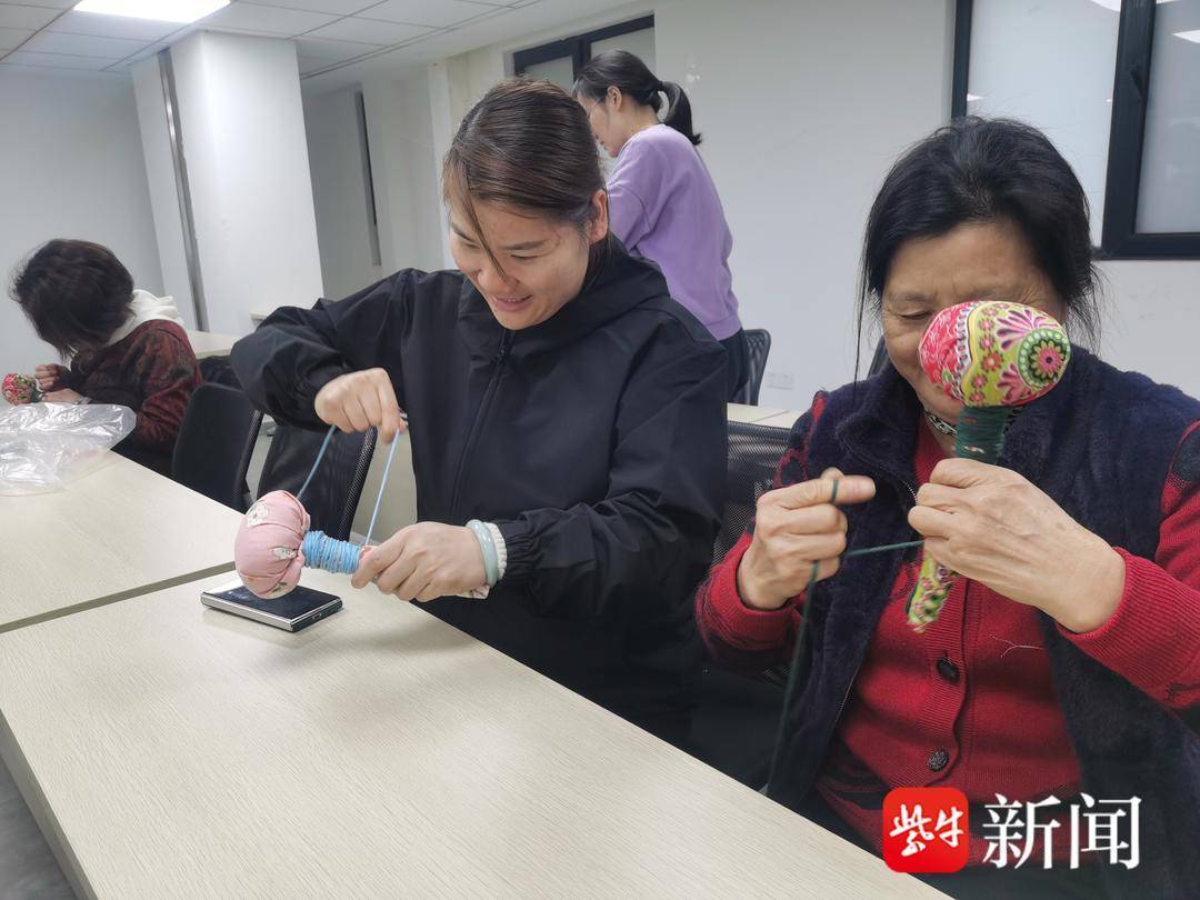丰富居民文化生活传播健康养生理念！苏州工业园区唯亭IM电竞街道开展艾草养生锤手工制作活动(图1)