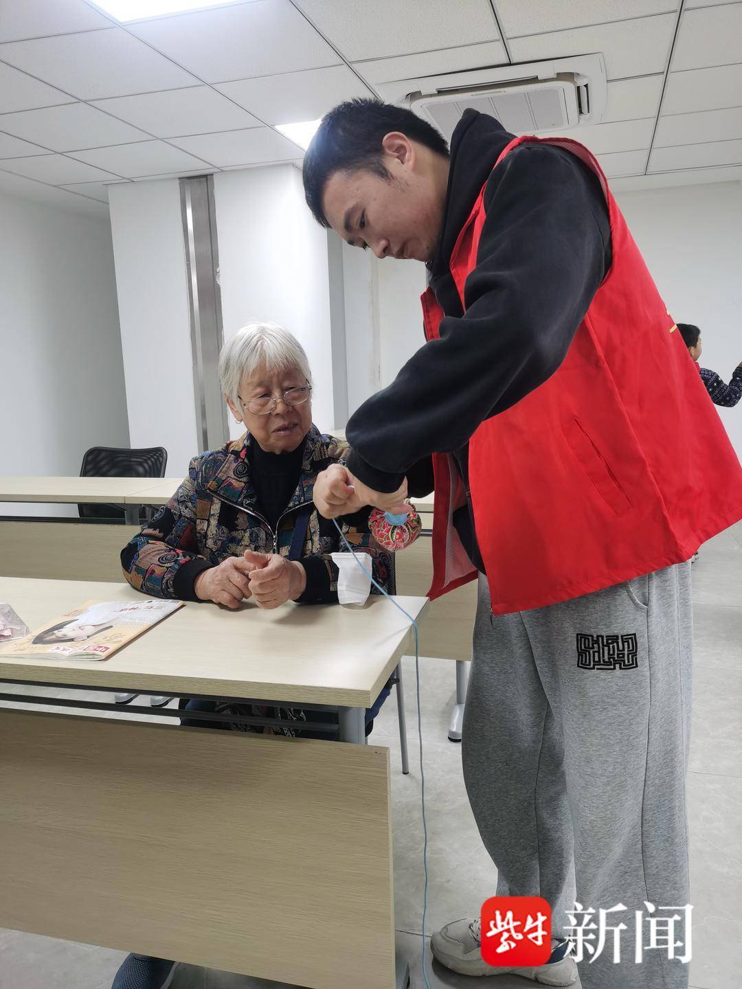 丰富居民文化生活传播健康养生理念！苏州工业园区唯亭IM电竞街道开展艾草养生锤手工制作活动(图3)